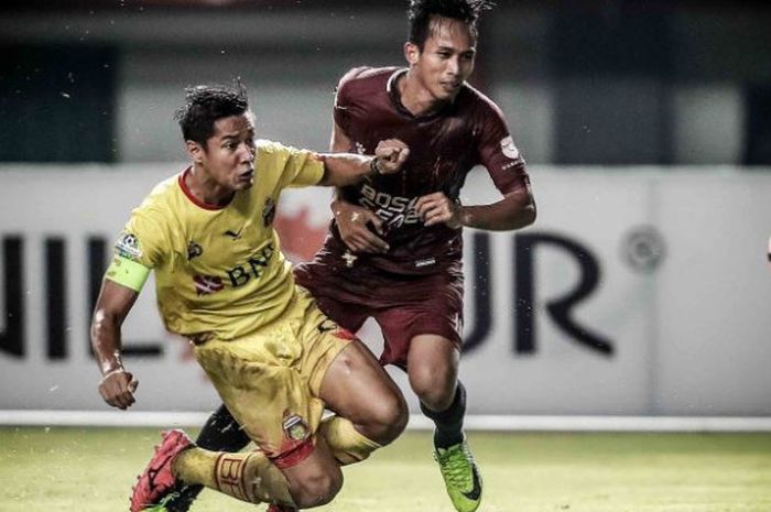 Duel bek Bhayangkara FC, Indra Kahfi (kiri) dengan penyerang PSM Makassar, M Rahmat pada laga pekan ke-30 Liga 1 musim 2017 di Stadion Patriot, Kota Bekasi, 20 Oktober 2017.  