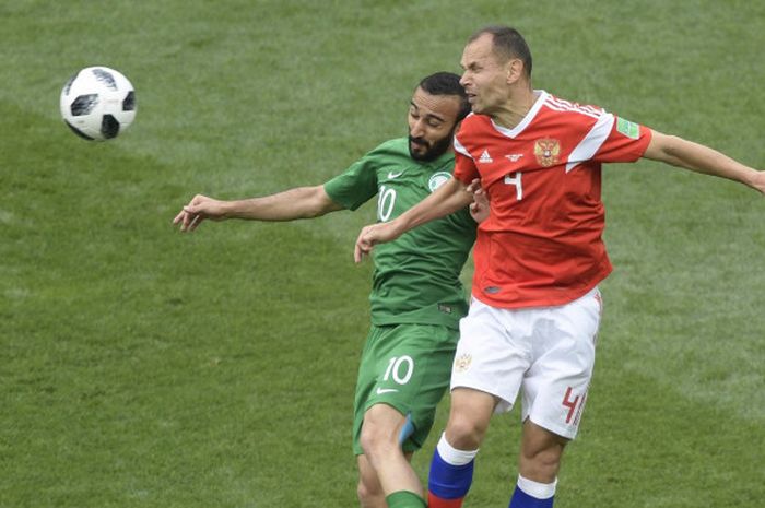 Bek Timnas Rusia, Sergei Ignashevich (kanan), berduel dengan penyerang Arab Saudi, Mohammed Al-Sahla