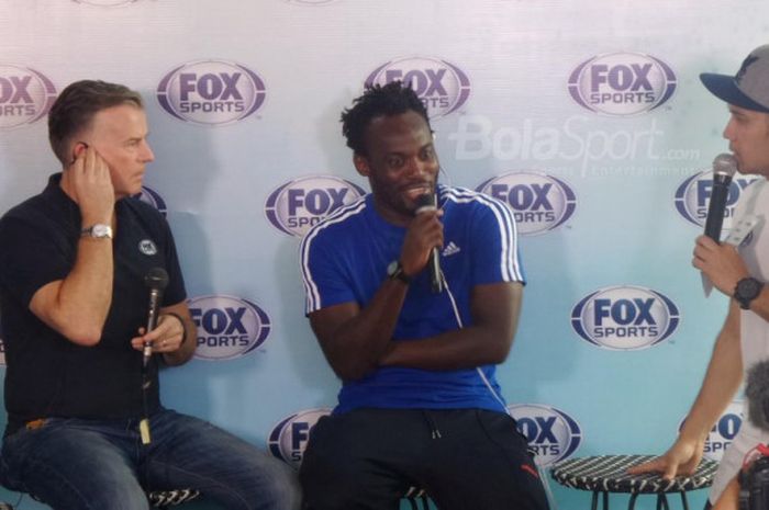 Gelandang Persib Bandung, Michael Essien (tengah), berbicara dalam acara Media Talkshow bersama presenter The John Dykes Show, John Dykes (kiri), di Artotel Thamrin, Jakarta, Sabtu (4/11/2017).