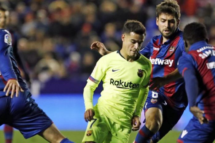 Gelandang Barcelona, Philippe Coutinho, dikawal oleh para pemain Levante pada leg pertama babak 16 besar Copa del Rey, Kamis (10/1/2019).