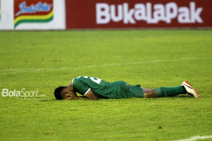 Pemain Persebaya, Osvaldo Haay, tersungkur di lapangan seusai adu penalti kontra PSMS Medan dalam duel babak delapan besar Piala Presiden 2018 di Stadion Manahan, Solo, Sabtu (3/2/2018) sore WIB.