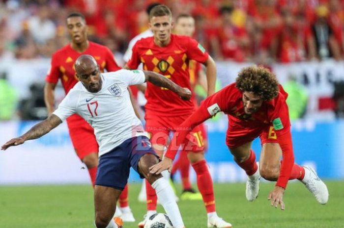   Duel antara Fabian Delph (Inggris/17) dan Marouane Fellaini (Belgia) dalam laga Grup G Piala Dunia 2018 di Kaliningrad Stadium, Kamis (28/6/2018).  