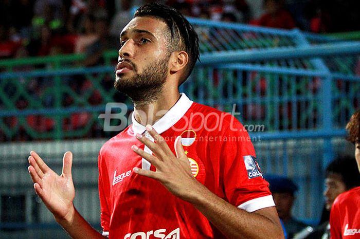 Eks bek Persija Jakarta, William Pacheco, memasuki lapangan menjelang laga melawan Madura United pada pekan ke-12 TSC 2016 di Stadion Gelora Bangkalan, Jawa Timur (24/07/2016).