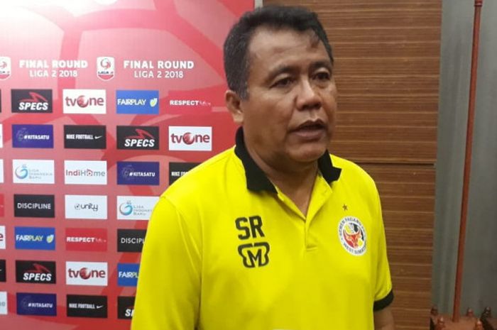 Pelatih Semen Padang FC Syafrianto Rusli dalam jumpa pers jelang laga Final Liga 2 2018 di Hotel Lorin Sentul Bogor, Senin (3/12/2018).