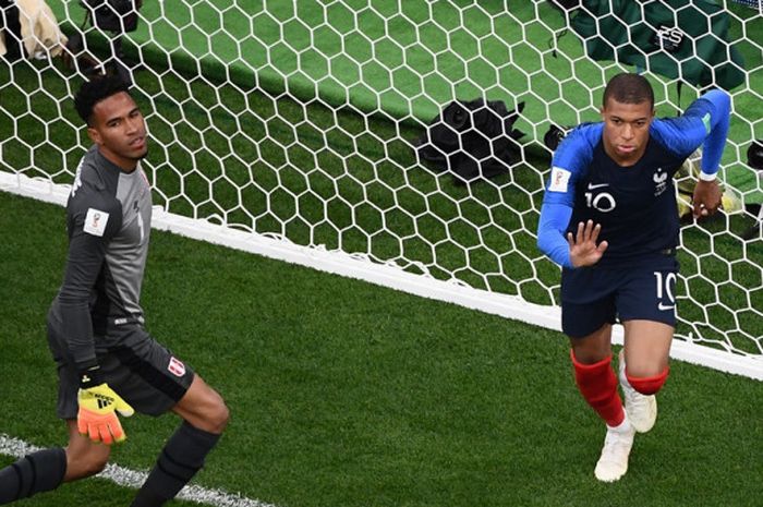 Penyerang Prancis, Kylian Mbappe (kanan) merayakan gol yang dicetak ke gawang Peru dalam laga Grup C Piala Dunia 2018 di Ekaterinburg Arena, Ekaterinburg, Rusia pada 21 Juni 2018.  