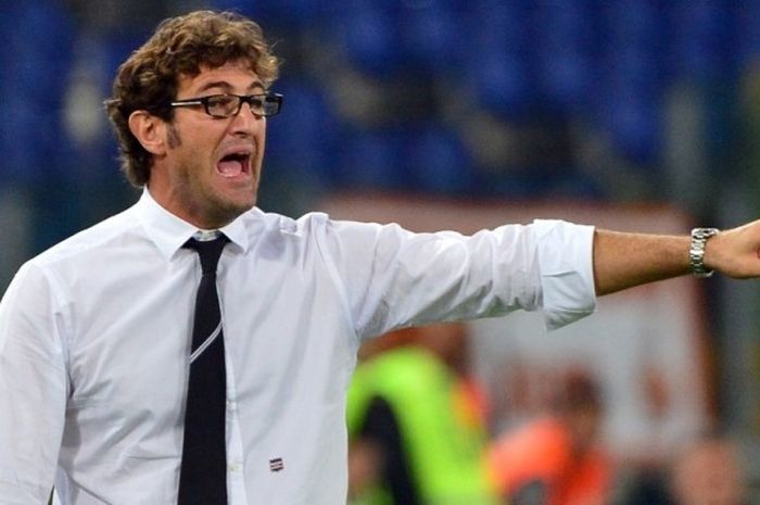 Ciro Ferrara memberikan instruksi kepada pemainnya saat memimpin Sampdoria menghadapi AS Roma dalam laga Serie A di Stadion Olimpico, Roma, 26 September 2012.