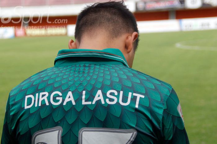 Ekspresi Dirga Lasut (PSS Sleman) sebelum memulai pertandingan.