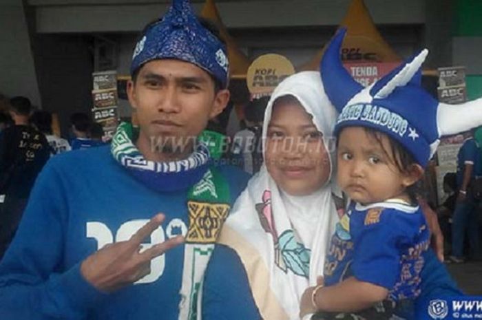 Bobotoh dari Garut Berfoto Bersama Anak Istrinya