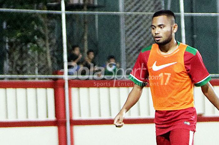   Pemain sayap Timnas U-23 Indonesia, Saddil Ramdani, melakukan pemanasan saat hendak diturunkan dalam laga uji coba melawan Timnas U-23 Thailand di Stadion PTIK, Jakarta, Kamis (31/5/2018).  