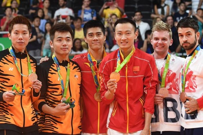 Peraih medali emas ganda putra Olimpiade Rio 2016, Fu Haifeng/Zhang Nan (China), berfoto dengan peraih medali perak Goh V Shem/Tan Wee Kiong (Malaysia) dan peraih medali perunggu Marcus Ellis/Chris Langridge (Britania Raya) di atas podium di Riocentro Pavilion 4, Rio de Janeiro, Brasil, Jumat (19/8/2016).