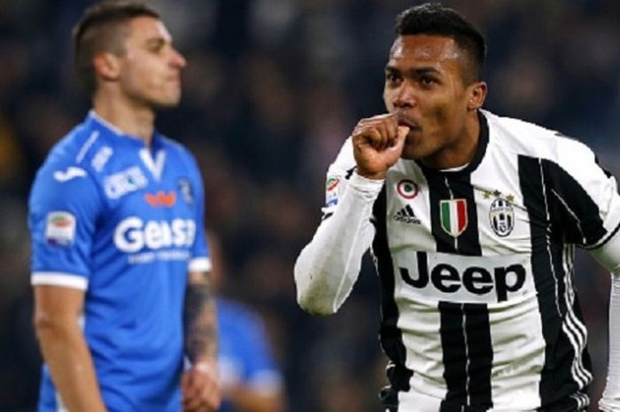 Alex Sandro merayakan gol kedua Juventus ke gawang Empoli pada pertandingan Serie A di J Stadium, Sabtu (25/2/2017). 