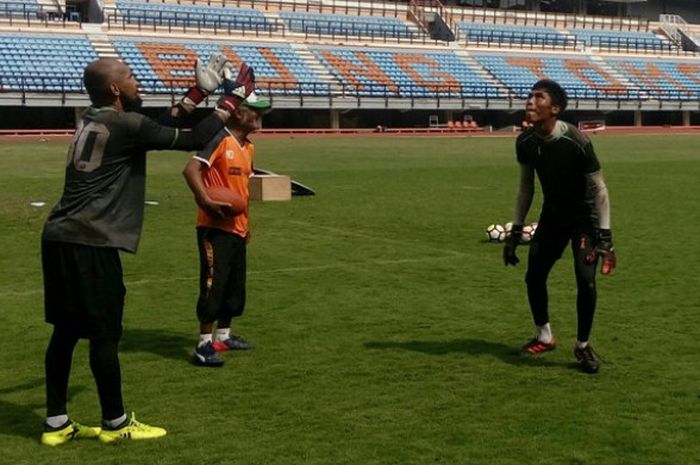 Dua kiper Persebaya saat menjalani latihan di bawah arahan pelatih kiper M. Hadi di stadion Gelora Bung Tomo Surabaya, Selasa (13/3/2018).