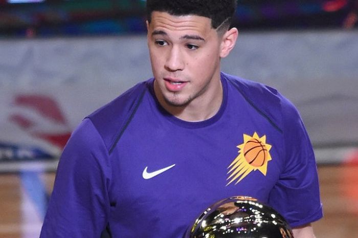 Pebasket Phoenix Suns, Devin Booker, menerima trofi yang diraihnya setelah memenangi kontes three point pada rangkaian kompetisi NBA All-Star 2018 di Staples Center, Los Angeles, California, Amerika Serikat (AS), Sabtu (17/2/2018) malam waktu setempat atau Minggu pagi WIB.