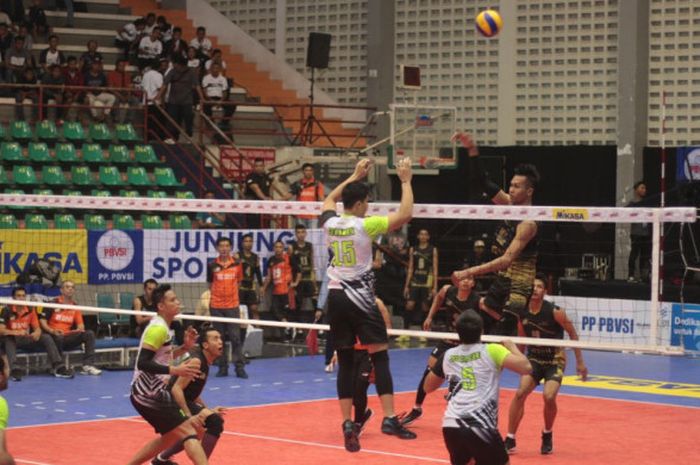 Suasana pertandingan putaran kedua Final Four Proliga 2018 antara Jakarta Pertamina Energi (jersey putih) kontra Jakarta BNI Taplus (jersey hitam) yang digelar Jumat (6/4/2018) di GOR Sritex Arena, Solo.