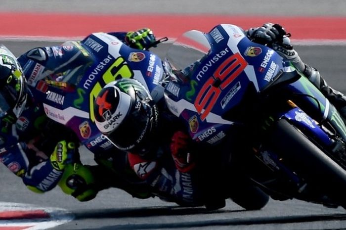 Dua pebalap Movistar Yamaha, Valentino Rossi (kiri) dan Jorge Lorenzo, bersaing ketat saat balapan GP San Marino di Sirkuit Misano, Minggu (11/9/2016).