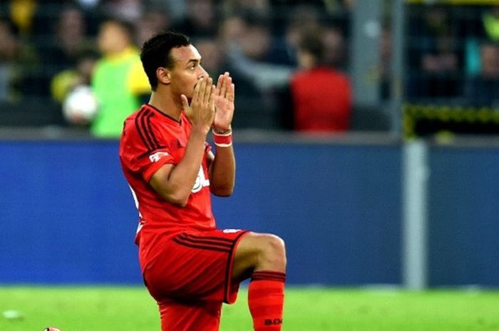 Pemain Bayer Leverkusen, Karim Bellarabi berdoa sebelum bertanding melawan Borussia Dortmund pada 23 Agustus 2014.