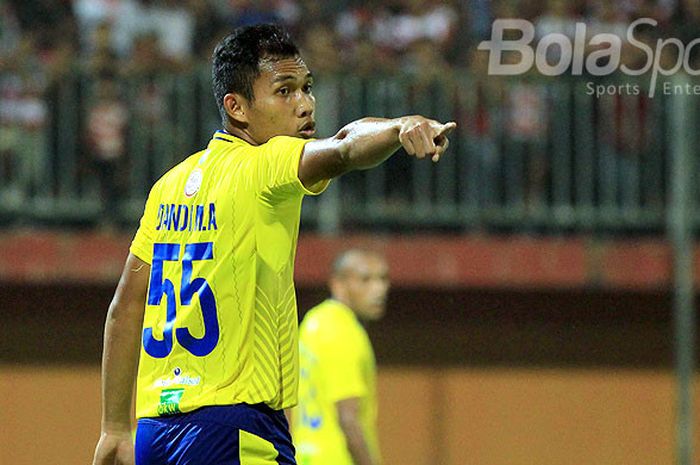 Bek Barito Putera, Dandi Maulana, saat tampil melawan Madura United pada pekan pertama Liga 1 2018 di Stadion Gelora Ratu Pamellingan Pamekasan, Jawa Timur, Senin (26/03/2018) malam.