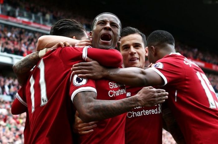  Gelandang Liverpool FC, Georginio Wijnaldum, merayakan gol yang dia cetak ke gawang Middlesbrough dalam laga Premier League di Stadion Anfield, Liverpool, Inggris, pada 21 Mei 2017. 