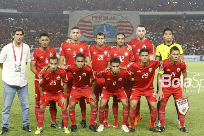                  Para pemain Persija Jakarta berbaris jelang laga semifinal leg 2 zona ASEAN Piala AFC 2018 di Stadion Utama Gelora Bung Karno, Jakarta, Selasa (15/5/2018) malam WIB.                 