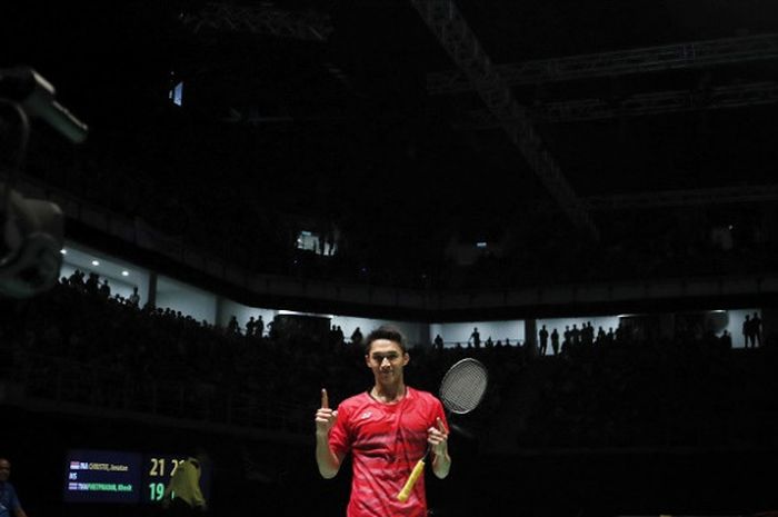 Pebulu tangkis tunggal putra Indonesia, Jonatan Christie, berpose setelah memastikan diri meraih medali emas. Jonatan menang atas Khosit Phetradab (Thailand) dengan 21-19, 21-10 pada partai final SEA Games 2017 yang berlangsung di Axiata Arena, Bukit Jalil, Selasa (29/8/2017).