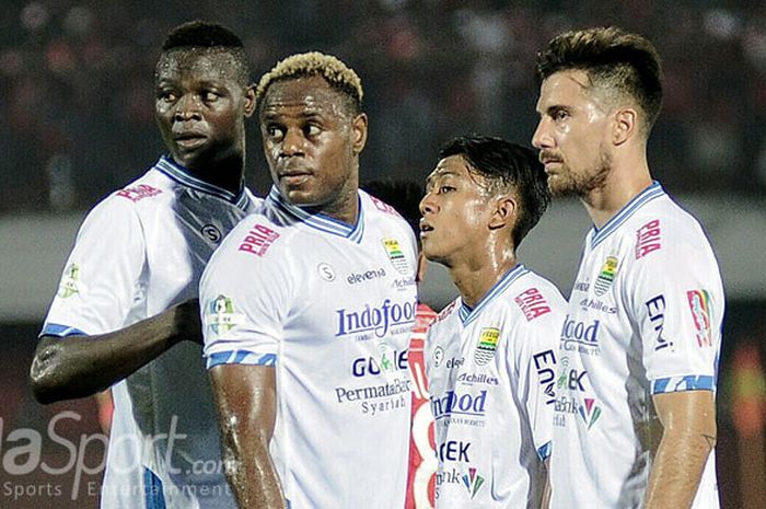       Pemain Persib membentuk pagar betis untuk menahan tembakan bebas gelandang Bali United, Stefano Lilipaly, saat kedua tim bentrok pada pekan ke-11 Liga 1 2018 di Stadion Kapten I Wayan Dipta, Minggu (27/5/2018).          