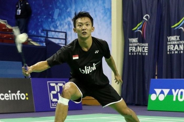 Pebulu tangkis tunggal putra Indonesia, Ihsan Maulana Mustofa, sedang mengembalikan kok  saat menghadapi Tian Houwei (China). Ihsan kalah 21-13, 17-21, 21-17, dari Tian pada babak pertama Prancis Terbuka yang berlangsung di Stade Pierre de Coubertin, Rabu (26/10/2016).