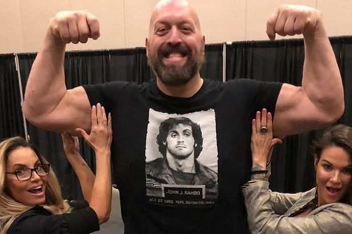 (dari ki-ka) Trish Stratus, Big Show, dan Lita saat berjuma di backstage dalam salah satu event WWE.