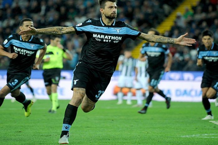 Bek Lazio, Francesco Acerbi, merayakan gol yang dicetaknya saat melawan Udinese pada pekan ke-6 Liga Italia 2018-2019 di Stadion Friuli, 27 September 2018. 