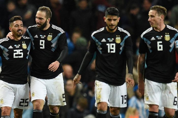  Gelandang Argentina, Manuel Lanzini (kiri), merayakan gol yang dicetak ke gawang Italia dalam laga persahabatan di Stadion Etihad, Manchester, Inggris, pada 23 Maret 2018. 