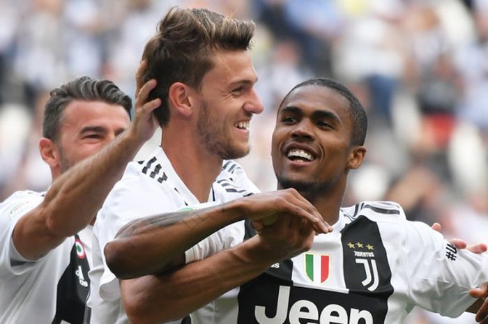 Bek Juventus, Daniele Rugani (tengah), merayakan golnya ke gawang Hellas Verona dalam laga Liga Italia di Stadion Allianz, Turin pada 19 Mei 2018.