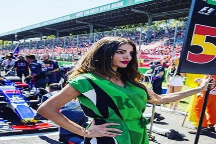 Seorang grid girls saat bertugas membawa papan nama salah satu pebalap Formula 1, Carlos Sainz Jr.