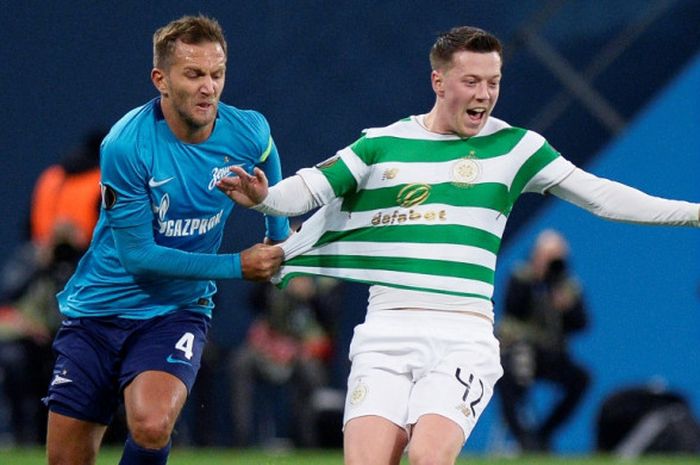 Bek FC Zenit, Domenico Criscito (kiri), menarik baju gelandang Celtic, Callum McGregor, dalam laga leg kedua babak 32 besar Liga Europa di Stadion Saint Petersburg, Rusia, pada 22 Februari 2018.