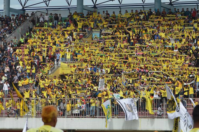 suporter persegres  gresik united saat  bertanding di stadion maguwoharjo international stadium