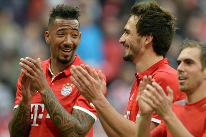 Bek Bayern Muenchen, Jerome Boateng (kiri) dan Mats Hummels (tengah) dan Philipp Lahm, usai pertandingan Liga Jerman 2016-2017 menghadapi Eintracht Frankfurt di Alianz Arena, Muenchen, Jerman, pada 11 Maret 2017.  