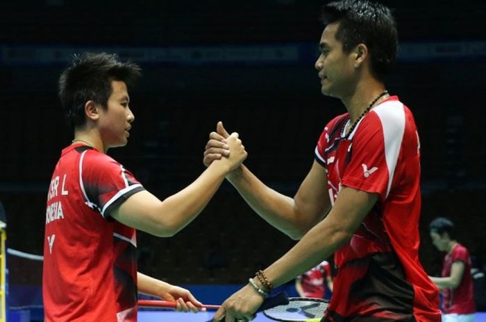 Pasangan ganda campuran Indonesia, Tontowi Ahmad/Liliyana Natsir, bersalaman setelah mengalahkan wak