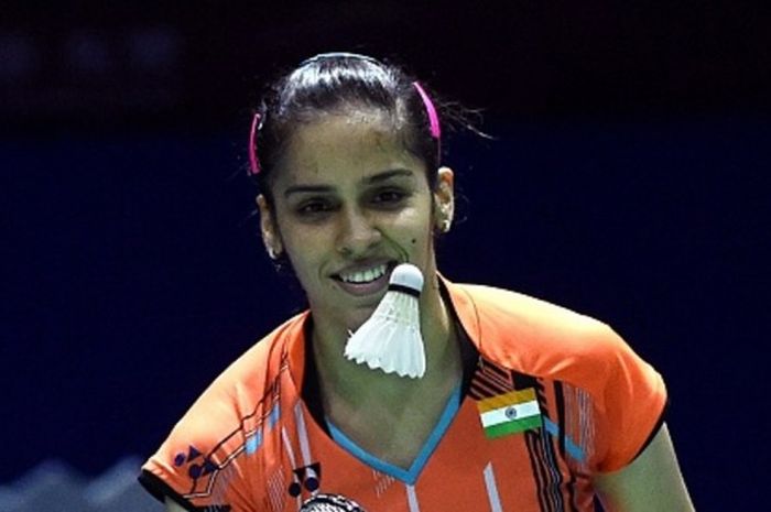 Pebulu tangkis India, Saina Nehwal, memungut kok saat menghadapi Tee Jing Yi (Malaysia) pada Piala Sudirman 2015 yang berlangsung di Dongguan, China, 11 Mei 2015.