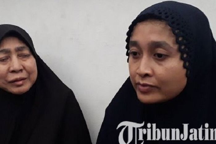 Lidya Anggraini (kanan), istri kiper Persela Lamongan Choirul Huda, dan Qurotul aini, ibu mertua Choirul Huda saat ditemui di rumah duka, Senin (16/10/2017). 