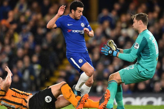 Pemain Chelsea, Pedro Rodriguez, mencetak gol ke gawang Hull City pada laga babak 16 besar Piala FA di Stadion Stamford Bridge, Jumat (16/2/2018) waktu setempat atau Sabtu dini hari WIB.