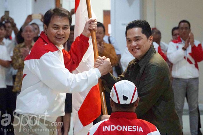 Ketua Umum Komite Olimpiade Indonesia (KOI) Erick Thohir (kanan) menyerahkan bendera merah putih kepada Chief de Mission (CDM) Kontingen SEA Games Indonesia, Aziz Syamsuddin pada upacara pengukuhan kontingen Indonesia untuk SEA Games XXIX di Kuala Lumpur, Malaysia, di Wisma Kemenpora, Senayan, Jakarta, Rabu (2/8).