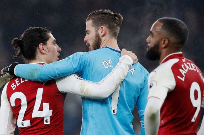 Bek kanan Arsenal, Hector Bellerin (kiri), memberikan ucapan selamat kepada kiper Manchester United, David De Gea, seusai laga Liga Inggris di Stadion Emirates, London, pada 2 Desember 2017.