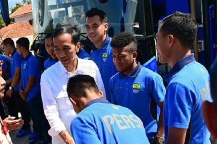 Presiden Jokowi saat akan menggunakan bus Persib Bandung