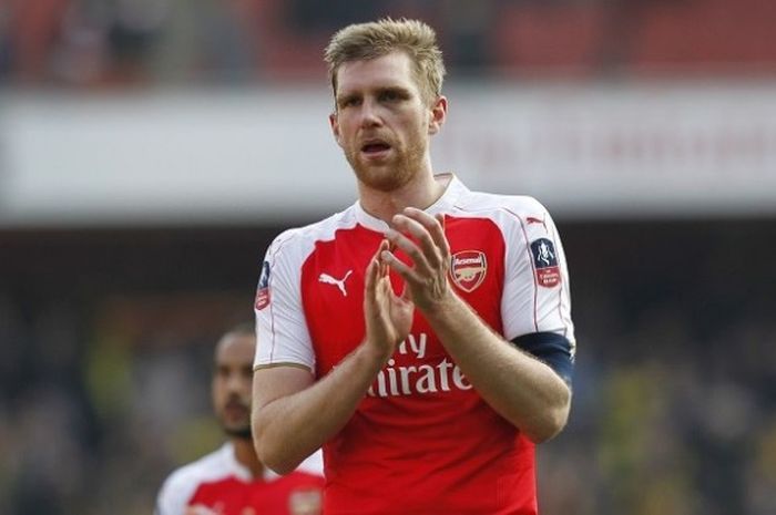 Bek Arsenal, Per Mertesacker, mengapresiasi para supoter seusai laga perempat final Piala FA kontra Watford, di Stadion Emirates, 13 Maret 2016.