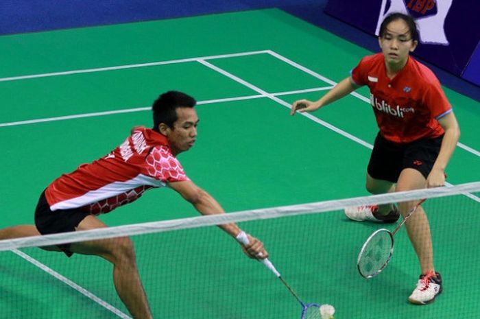 Pasangan ganda campuran Indonesia, Andika Ramadiansyah/Mychelle Chrystine Bandaso, mengembalikan kok ke arah M Robby Darwis/Monika Insany pada laga babak perempat final Kejuaraan Nasional (Kejurnas) PBSI 2017 Gubernur Kepulauan Bangka Belitung, Kamis (30/11/2017).