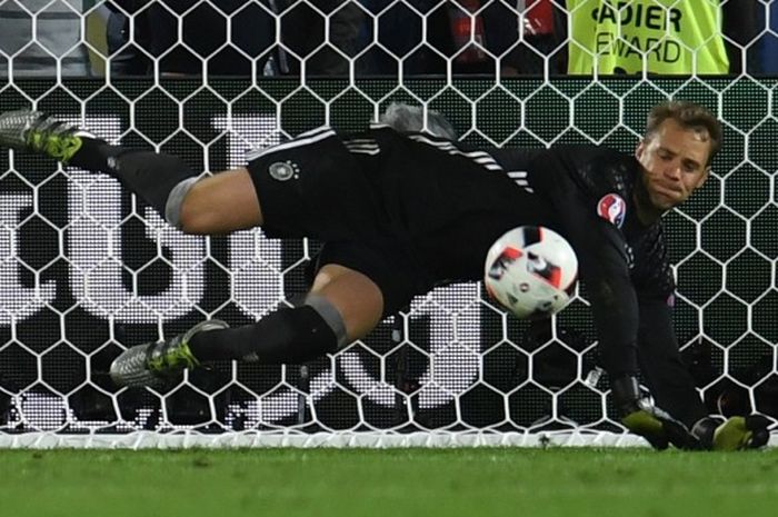 Kiper Jerman, Manuel Neuer, ketika beraksi dalam duel adu penalti melawan Italia di perempat final Euro 2016 di Stadion Matmut Atlantique, Bordeaux, pada 2 Juli 2016.