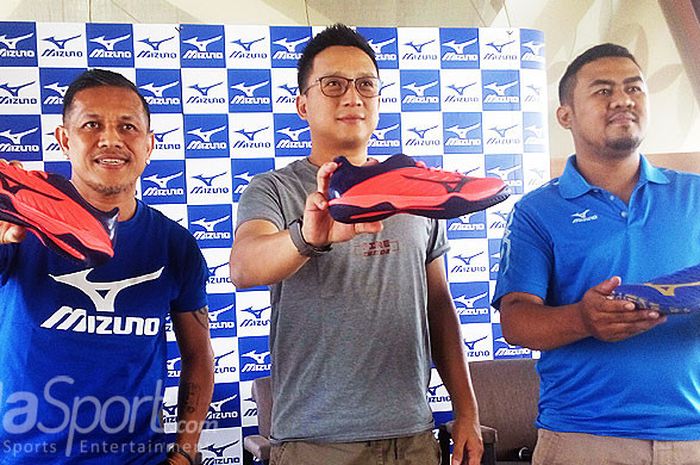 Brand Communications Executive Mizuno, Vennard Hutabarat (kiri) bersama jajaran Mizuno pada jumpa awak media, Jumat (24/8/2018).