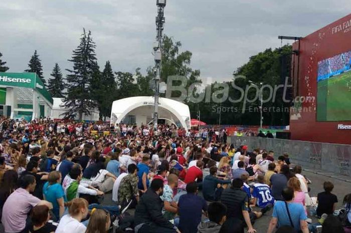 Suasana nonton bareng suporter yang menyaksikan laga perebutan tempat ketiga Piala Dunia 2018 antara timnas Belgia dan timnas Inggris di fan fest Moskow, 14 Juli 2018.