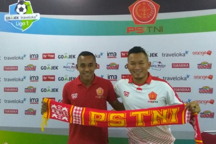 Pelatih baru PS TNI Rudy Eka Priyambada bersama pemain PS TNI Muhammad Kassim Slamat (kiri), di ruang media Stadion Pakansari, Bogor, Senin (25/9/2017).