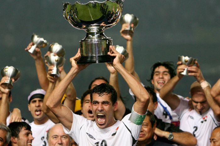  Kapten timnas Irak, Younis Mahmoud, mengangkat trofi juara Piala AFC 2007 usai menaklukkan perlawanan Arab Saudi di Stadion Gelora Bung Karno, Jakarta, pada 29 Juli 2007. 