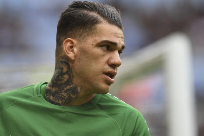 Kiper Manchester City, Ederson Moraes, dalam pertandingan Liga Inggris 2017-2018 menghadapi Swansea City di Stadion Etihad, Manchester, Inggris, pada Minggu (22/4/2018).