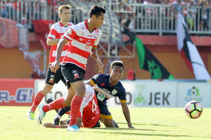 Suasana pertandingan Liga 1 antara Madura United vs Persela Lamongan.